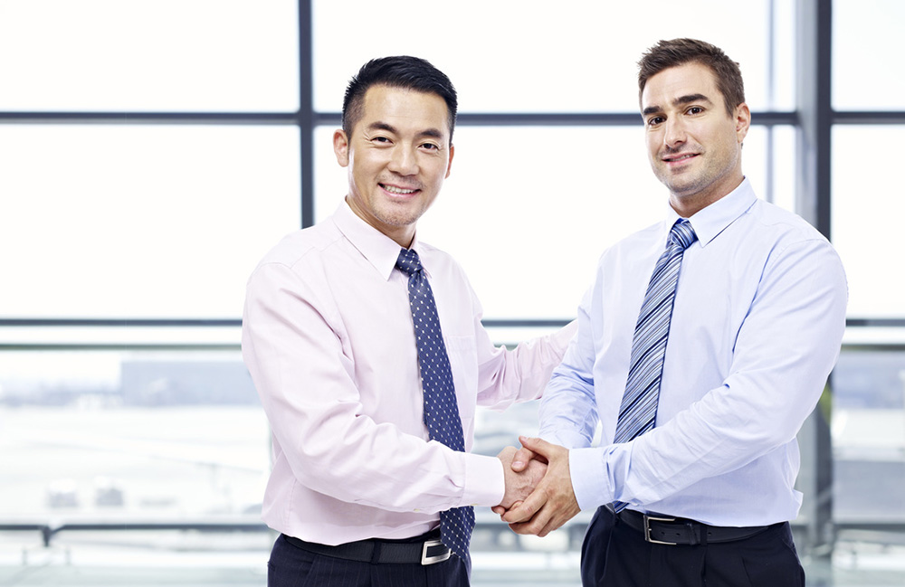 Japanese-and-American-businessmen-shaking-hands Japanese-and-American-businessmen-shaking-hands